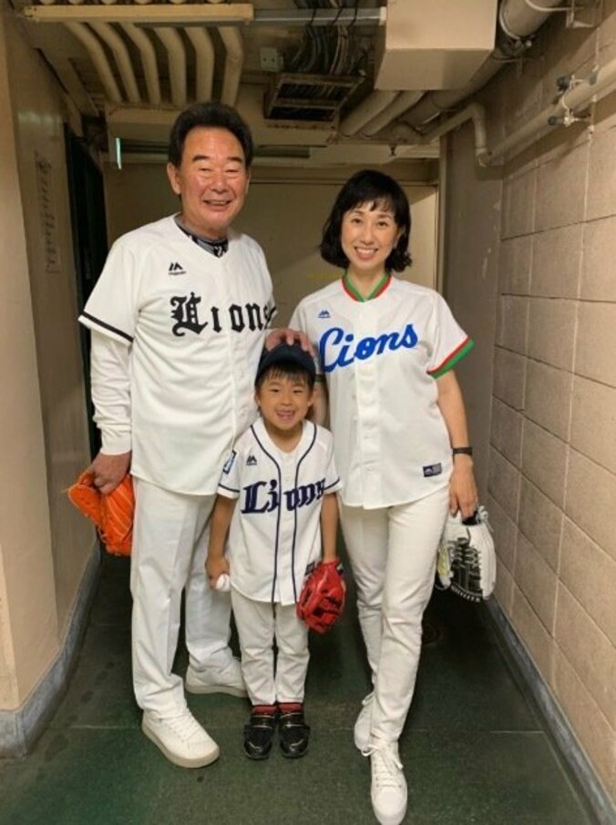 東尾理子、“3世代始球式”で6歳息子がノーバウンド「凄い」「感動」の声 1枚目