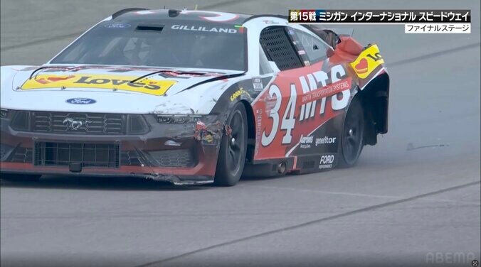 【写真・画像】ナスカーで異例の赤旗！ 「ヤッベエ折れ方」ボンネットが折れ曲がるほどの衝撃にファン戦慄……　1枚目