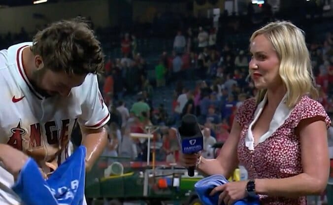 【写真・画像】「ヤバすぎるw」ド軍キケ、想定外のハプニング…“まさかの珍光景”「やりすぎ」同僚が劇的弾→ベンチで様子がおかしくなる　1枚目