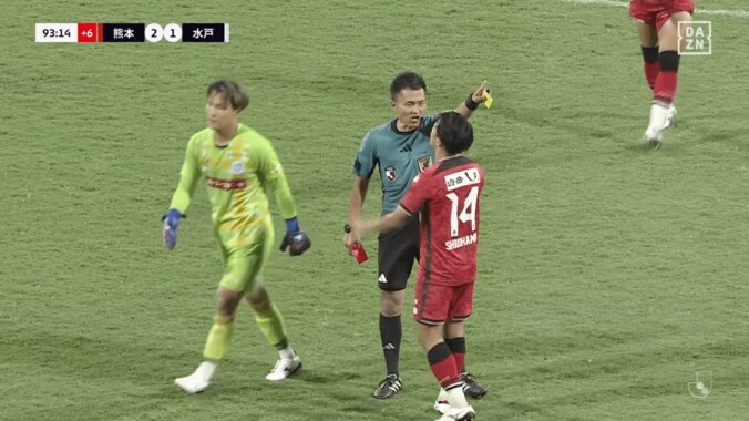 J2の“遅延行為レッドカード”が物議！「余計なプレー」「あの速度でキャンセルは無理」熊本FWの“46秒退場”でSNS論争 4枚目