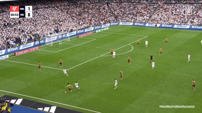 「急にきても大丈夫」久保建英、“予想外パス”を完璧トラップ→華麗ダブルタッチでヴィニシウス翻弄！「うますぎる」「何この安定感」 3枚目