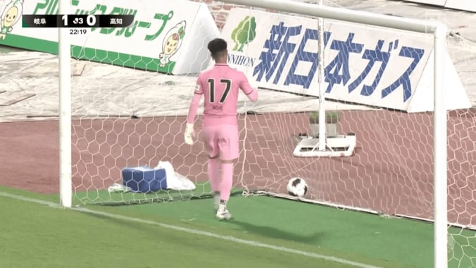 「同情しちゃう」日本人GKの“ありえないオウンゴール”に衝撃…驚愕ミスに「嘘でしょ…」「何が起こった？」 4枚目