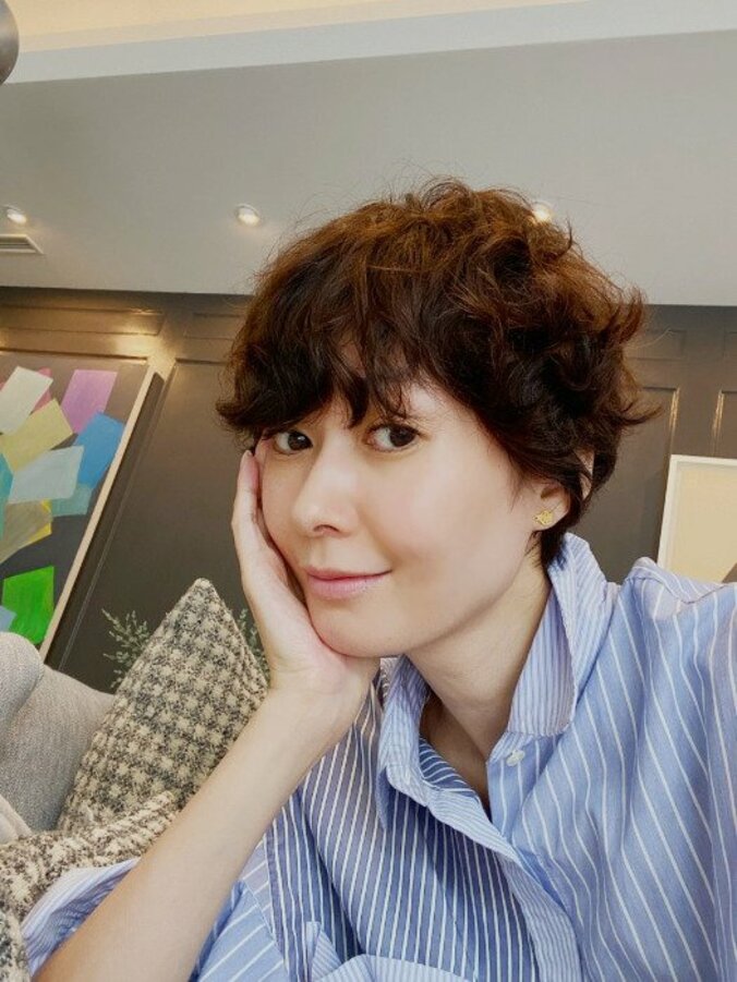 田丸麻紀、強めにパーマをかけたヘアスタイルを公開「寝て起きた時はこんな感じ」 1枚目