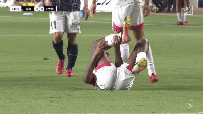 「これがカードなし？」ファン絶句の危険スライディング炸裂　強烈足首キックもお咎めなしで「流石にやばすぎる」 4枚目