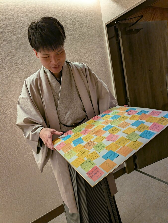 【写真・画像】「これ持って帰っていいですか？」激闘後の舞台裏…藤井聡太棋王＆増田康宏八段が思わずニッコリ ファンからの“付箋メッセージ”にほっこり　2枚目