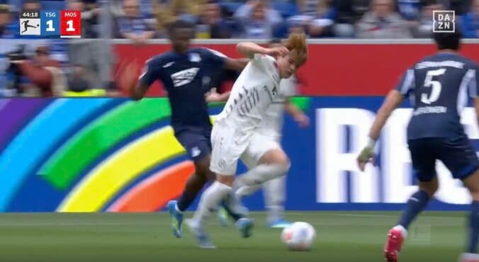 「バケモノかよ！」佐野海舟、“爆速タックル”でボール奪取→ドリブル突破「すげえ」「強すぎだろ」味方もドン引きの圧倒的推進力 3枚目