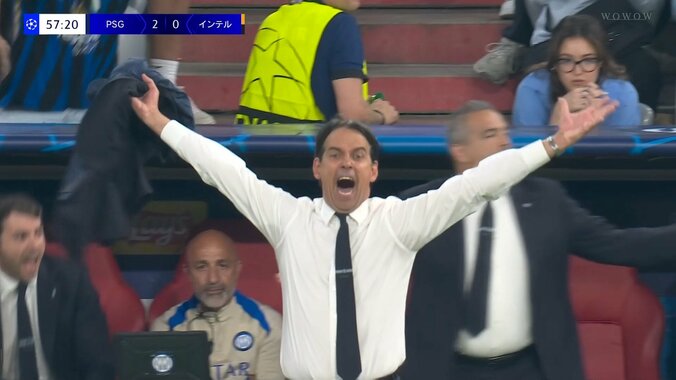 「何キレてんねん」インテル指揮官、情熱爆発の“謎ジェスチャー”が話題「ミスタービーンのような動き」ファウルに激昂?→イエローカードをもらった瞬間 4枚目