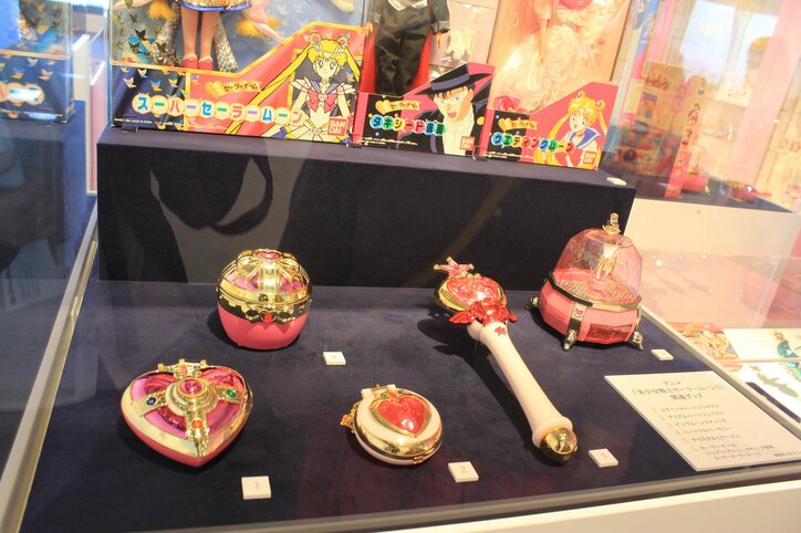 若槻千夏、全力で「月にかわっておしおきよ！」　セーラームーン展の見どころ解説