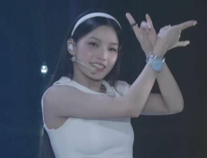 【写真・画像】ショーパン＆カチューシャ姿がかわいすぎる！ILLIT、新曲フルパフォーマンスに反響「かわいー」　1枚目