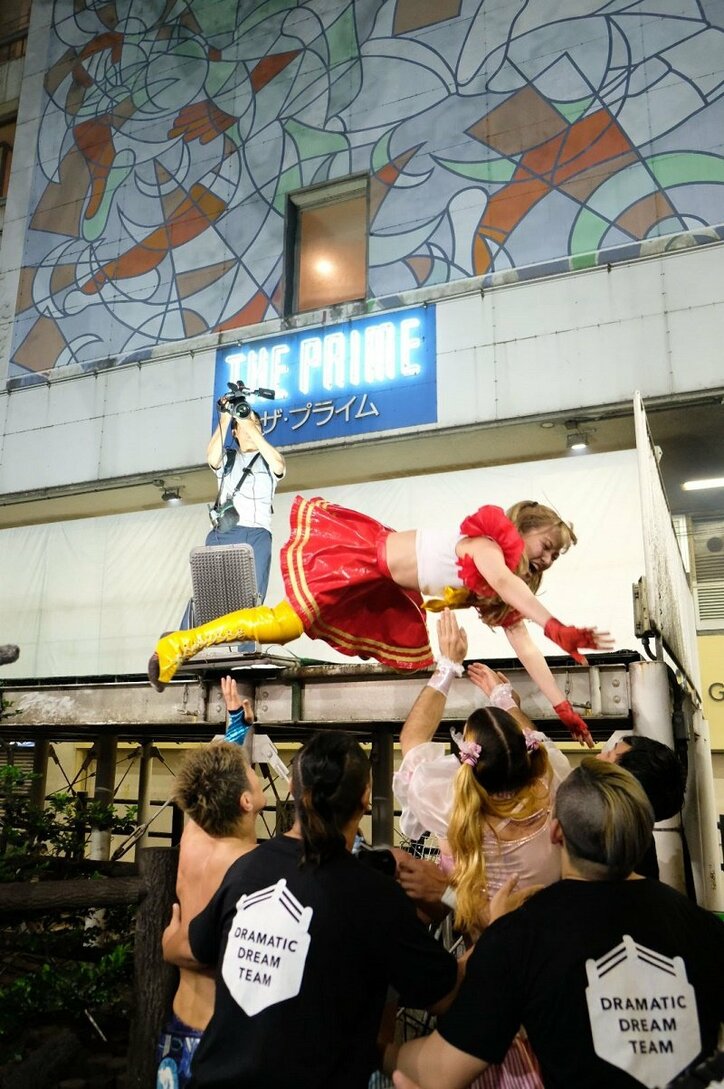 “筋肉アイドル”才木玲佳 vs.“クビドル”伊藤麻希、路上プロレスで激闘!伊藤、決死のダイブも才木のタワーブリッジ炸裂