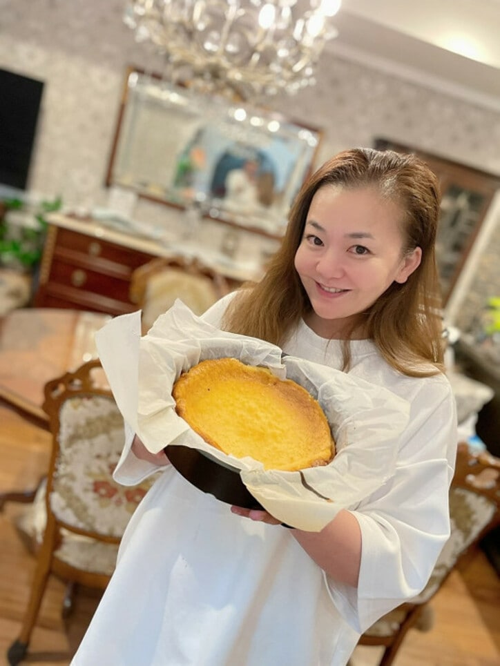  華原朋美、家族からも好評だった手作りチーズケーキを公開「お菓子作りが凄く好き」 