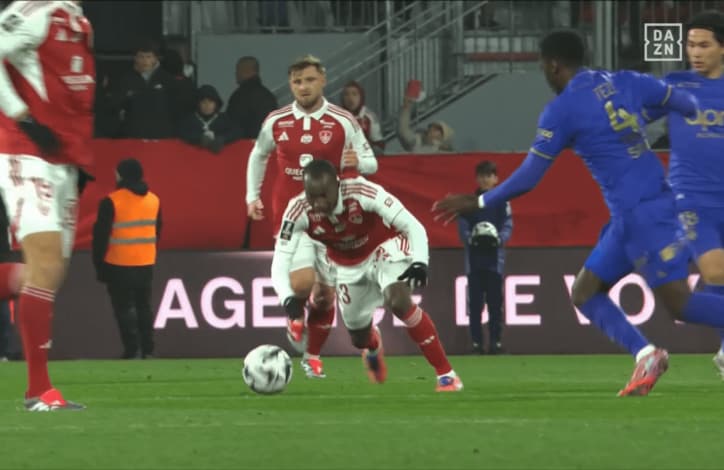 倒れ込むドゥンビア