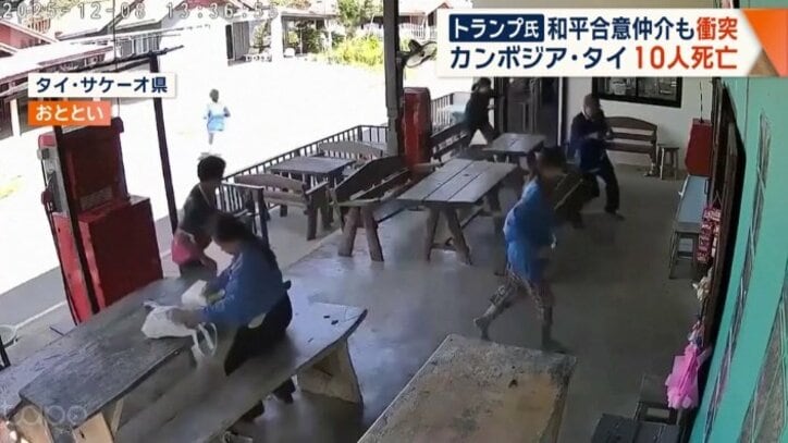 屋内に逃げ込む人たち