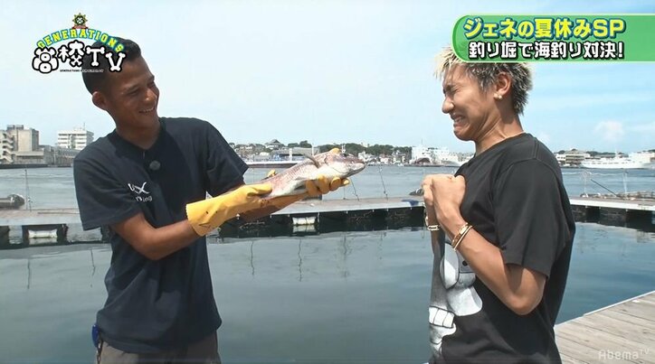 白濱亜嵐、魚とうっとりキス…かと思いきや予想外の行動に！？メンバーもドン引き