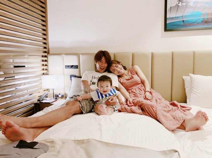 杉浦太陽、妻・辻希美とベッドの上での仲良し写真を公開「部屋での時間も好きだな」