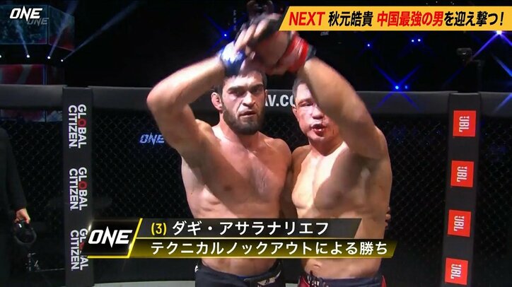 「完全にバグってる」挙動を狂わす衝撃KOに視聴者驚き 試合後の両者の振る舞いに「ファイトマネー増額を」「年間最高の試合」称賛の声