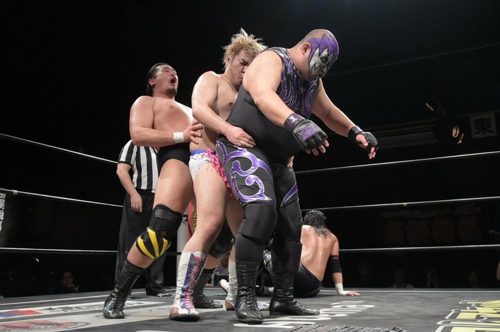 「コンプライアンスなんて守らない」男色ディーノ、佐々木の下半身を徹底して攻めて完勝！