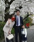  パンサー尾形の妻、入学式を迎えて緊張していた娘と夫との3ショットを公開「素敵な写真」「おめでとう」の声 