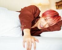 「誘う前に押し倒すわ」EXIT兼近、ベッド上から誘う“挑発的”な一枚にファン興奮