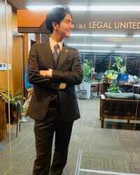 「イケメンだし脚長いし何事」「こんなカッコイイ弁護士いません」スーツ姿の片寄涼太に称賛の声