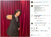 山﨑賢人の黒スーツで拳を向ける姿にファン歓喜「長髪似合う」「世界一かっこいい」