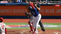 大谷翔平に打ち取られたゲレロJr. “バットを叩き折る”と思いきや…“怒りを押し殺す”リアクションが「可愛い」「バット命拾い」など話題