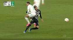 「ヤバい倒れ方」「大丈夫か…」 爆速タックルに体が”くの字”に曲がって崩れ落ちた瞬間　腰に交通事故レベルの衝突→ピッチに倒れ込む超危険シーン