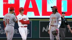 塁上の怪物井戸端会議！大谷翔平とレッズ・デラクルーズがベース上で楽しそうに談笑