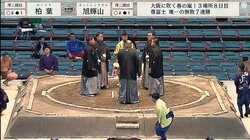 物言いがつき21歳の若手行司がキョロキョロ…表情変化で緊張感が視聴者に伝染？「ドキドキ」「動揺してる」