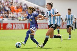 メッシ？ ハーランド？… 長谷川唯だ！ さすが「ワールドクラス」DF2人を手玉に取る華麗な超絶フェイント→無慈悲すぎるゴールを奪った衝撃の瞬間