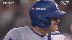 大谷翔平、特大ファールで“珍リアクション”…打球を見つめる→塁上で“セルフリプレー”…大舞台でも変わらぬ姿にファンもツッコミ「メンタルが化け物」