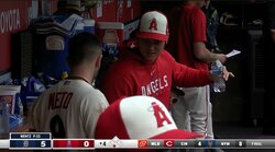 教えて、大谷先生！今季残り出場なしも大谷翔平がベンチでチームメイトに熱血打撃指導