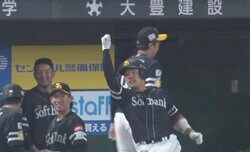 ネットで話題！「いよいよ出てきたか…」松田宣浩に続く“熱男ポーズ”2代目襲名なるか？ 鷹・増田珠、デスターシャからの“サイレント熱男”