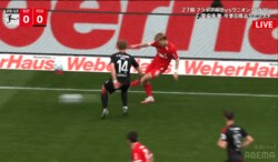 鳥肌級！ 堂安律、“20m絶品キラーパス”でプレアシスト！「完璧だ」「あの距離をピタッと通すのマジですごい」「スイッチ入れた」先制点演出の瞬間にファン興奮