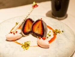 藤井聡太王将は「よつぼし苺大福餅」で春を先取り 羽生九段は「紅玉のタルトタタン」／将棋・王将戦七番勝負第4局