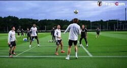 「あの練習はよくない（笑）」久保建英にもいじられる！ リフティングで翻弄される長友佑都が「ほんと面白い」「最高のコンテンツ」【日本代表】