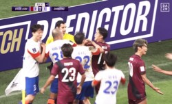 中国代表DFに大迫勇也らが激怒！「野蛮すぎるって」「なぜ逆ギレ？」超危険タックル→カオス大揉め「退場だろ」「引くわ」ファンも衝撃