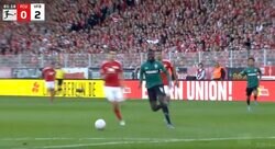 わずか5秒の衝撃！偽名と年齢詐称で出場停止された「謎の男」が大爆走　DFが追うのを諦める爆速スピード→超絶キックフェイントからゴールを叩き込んだ瞬間