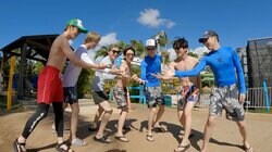 IMP.、プールで鍛え抜かれたボディ披露でファン大興奮「腹筋バキバキ」「濡れてもかっこいい」ウォータースライダーで大はしゃぎ