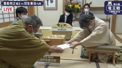 封じ手直前に1時間超の長考合戦 豊島将之竜王 対 羽生善治九段 形勢互角で1日目終了／将棋・竜王戦七番勝負