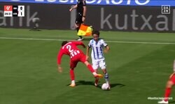 久保建英はファウルでしか止められない！？ 鋭いカットイン→敵DFに膝を蹴られて「カードだろ」と抗議した一部始終