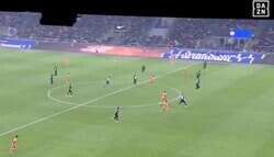 「ゲームより凄い」大バズりの“レーザービーム・パス”がブラボーすぎた瞬間！セリエA最高額DFの驚愕フィードに海外ファンは「破壊的」「足で出したとは思えない」