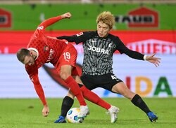 相手は汚いファウルで警告！堂安律、ハードプレスの完璧すぎる守備が炸裂した瞬間「良いプレッシャー」「ナイスディフェンス」