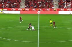 浅野拓磨、ベリンガムを吹っ飛ばして拍手喝采！ 爆速プレスバック→ボール奪取の瞬間「素晴らしいカバー」「最高だ」ファン熱狂