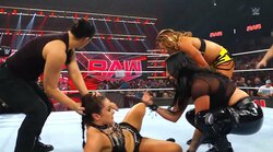 「黒マスク」美女レスラー、反則し放題の武闘派集団にブチギレ乱入 場内騒然