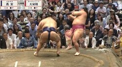 「片手でふっとばした」高安が“右手一本で”…衝撃の一コマ、大栄翔が「飛んでった」驚異の光景に驚きの声