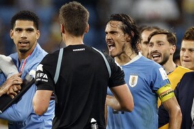 【W杯】カバーニに「罰金」の可能性も？　試合後の“怒りのパンチ”に元英代表MFも糾弾「子供たちも見ている」