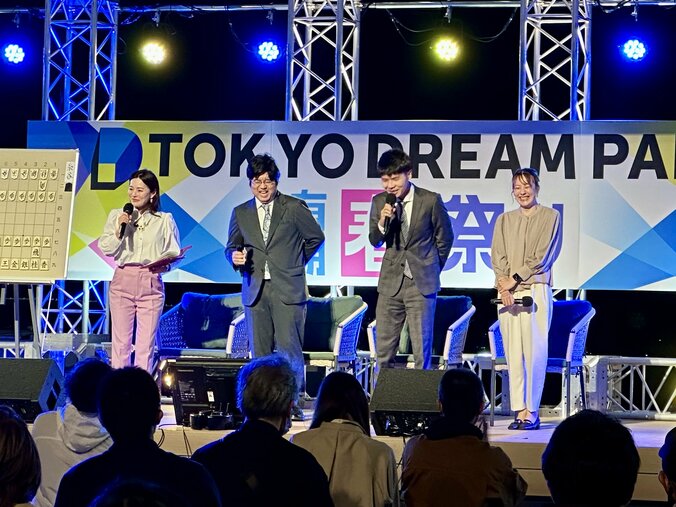 トークでもファンを沸かせた糸谷八段（左から2人目）、増田八段（左から3人目）