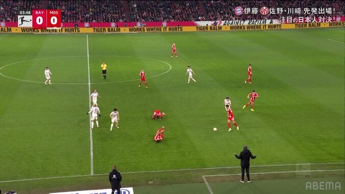 何が起きた？海外1年目の日本人MF、強豪バイエルン相手に2人を吹き飛ばす強烈タックル炸裂でファン驚愕「2人もぶっ飛ばした」「気合入ってるね」 4枚目