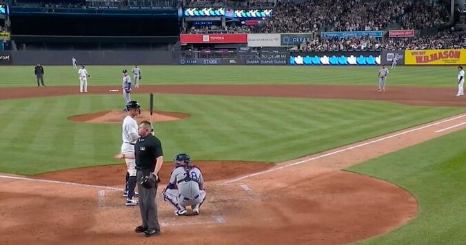 【写真・画像】あれでホームラン入っちゃう？ ヤ軍ジャッジ、想定外の“逆方向弾”「意味わからん」 打球が高く上がりすぎた？→そのまま着弾「バケモノかよw」　1枚目